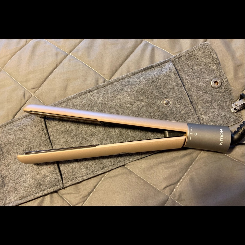 Nition flat iron with 1” ceramic plates and bag/box. Only used once!